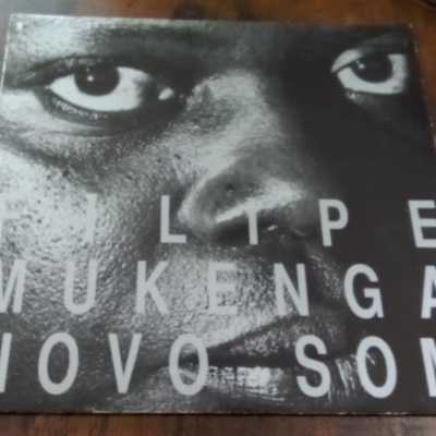 Capa de disco vinil em preto e branco com rosto e texto IMPOLUTO MUKENGA NOVO SOM