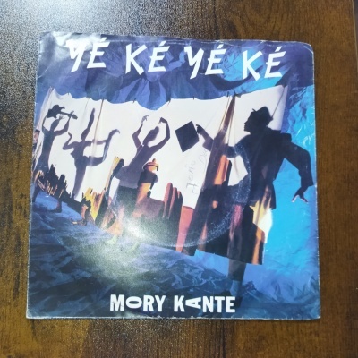 Capa de disco YE KÉ YE KÉ de MORY KANTE com ilustrações de silhuetas a dançar.
