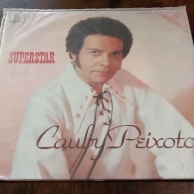 Capa de disco vinil com homem de camisa branca e textos SUPERSTAR e Cauby Peixoto