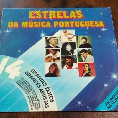 Caixa de álbum musical azul com fotos de artistas e texto em amarelo e branco.