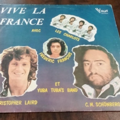 Capa de vinil azul com fotos de músicos e texto com nomes e título Vive La France