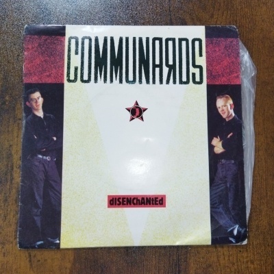 Capa de disco em vinil do grupo COMMUNARDS com dois homens nas laterais e o título diSENChANtEd.