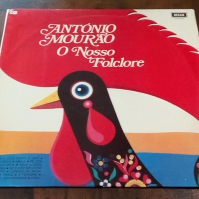 Capa de disco de vinil com design gráfico colorido de um galo e texto do álbum