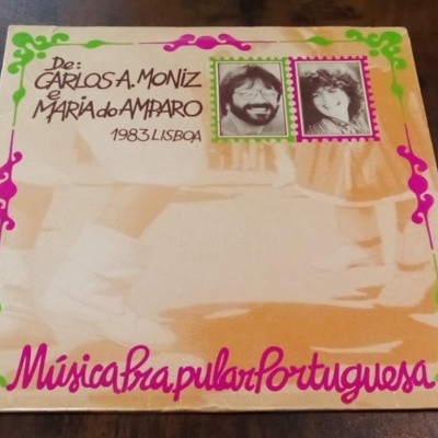 Capa de disco com fotos de Carlos A. Moniz e Maria do Amparo e texto decorativo colorido
