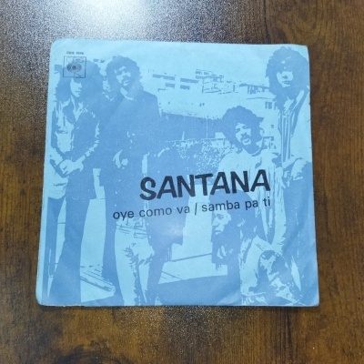 Capa de disco azul com imagem de cinco homens e texto Santana oye como va samba pa ti