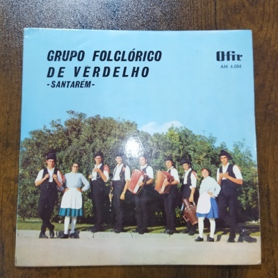 Capa disco vinil grupo folclórico Verdelho Santarém com foto do grupo em roupa tradicional