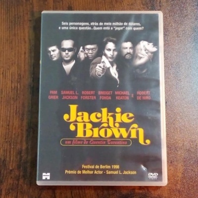 Caixa de DVD do filme Jackie Brown com atores e texto em português.