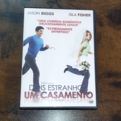 Capa de DVD do filme Dois Estranhos, Um Casamento com texto em português e personagens a correr