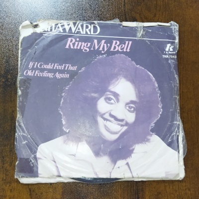 Capa de disco vinil Ring My Bell de Anita Ward com fundo roxo e fotografia da artista