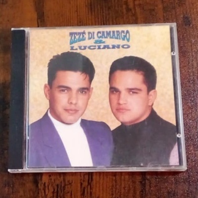 Caixa de CD de ZEZÉ DI CAMARGO & LUCIANO com imagem de dupla na capa