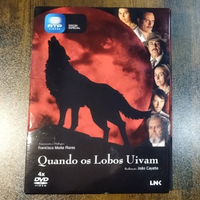 Capa de DVD com lobo em frente a uma lua vermelha e rostos humanos ao lado