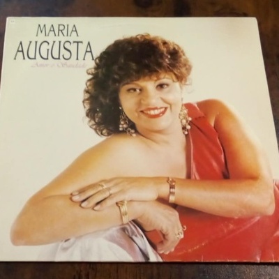 Capa de disco de vinil com mulher de vestido vermelho sorrindo