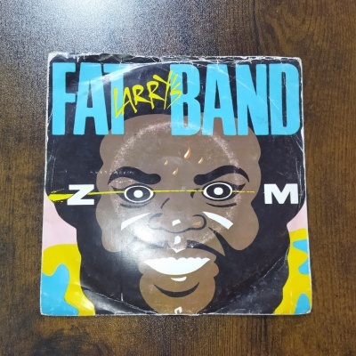 Capa de disco em vinil com ilustração de rosto sorridente e texto colorido