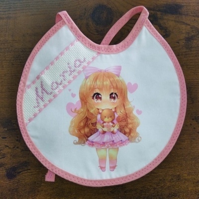 Babete branco com rebordo rosa, desenho de menina com vestido rosa e ursinho, banda bordada com nome Maria