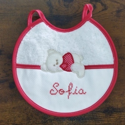 Babete redondo para bebé com urso e nome 'Sofia' bordado