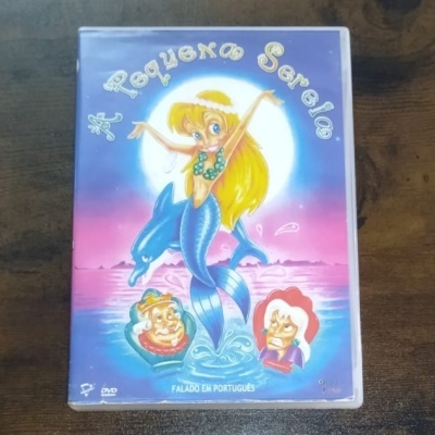 Capa de DVD de desenho animado 'A Pequena Sereia' com sereia loira e golfinho em fundo rosa azul.
