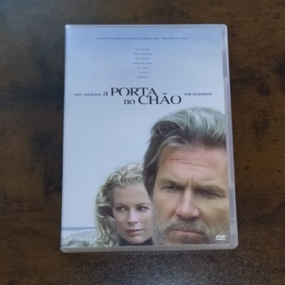 Capa de DVD do filme A Porta no Chão com atores principais