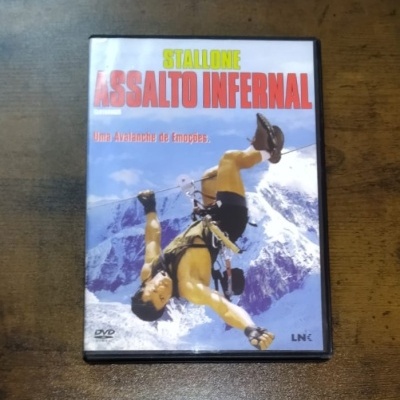 Capa DVD filme Assalto Infernal com homem a escalar e montanha nevada ao fundo