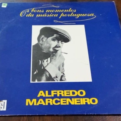 Capa de disco vinil azul com fotografia a preto e branco e texto amarelo