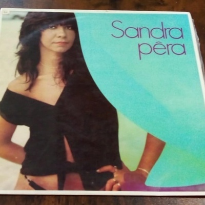 Capa de disco de Sandra Pêra com mulher de blusa preta e fundo azul