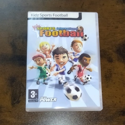 Capa de jogo Kidz Sports Football com caricaturas a jogar futebol