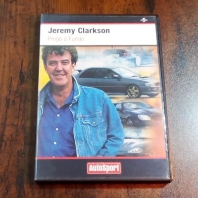 Caixa de DVD de Jeremy Clarkson chamada 'Prego a Fundo' com imagem de carros