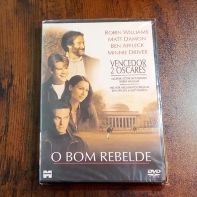 Capa de DVD do filme O Bom Rebelde com atores e texto sobre prêmios