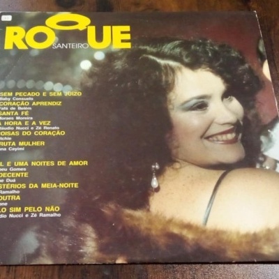 Capa de vinil Roque Santeiro com lista de músicas e foto de mulher sorridente com cabelo encaracolado
