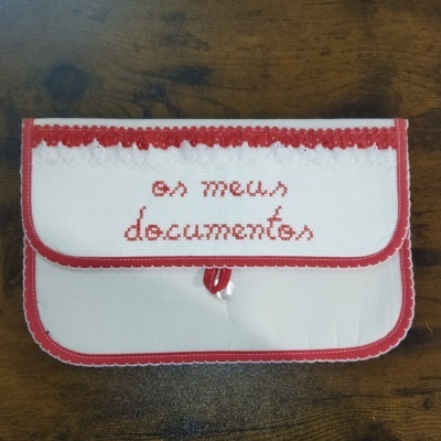 Bolsa branca bordada com texto 