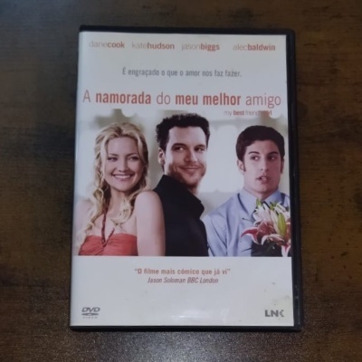 Capa do DVD 'A namorada do meu melhor amigo' com três atores e texto de crítica