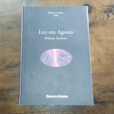 Capa de livro preta com texto branco e imagem de relâmpagos roxos no centro