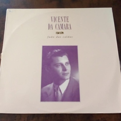 Capa de disco de vinil VICENTE DA CAMARA fado das caldas com foto uniforme púrpura de homem em fato