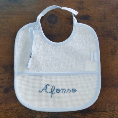 Babete branco bordado com nome 'Afonso' em azul claro