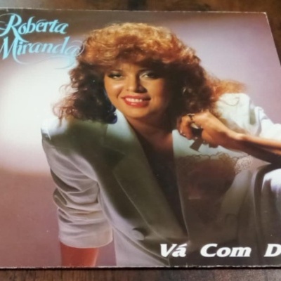 Capa de disco vinil de Roberta Miranda com fundo rosa e casaco branco
