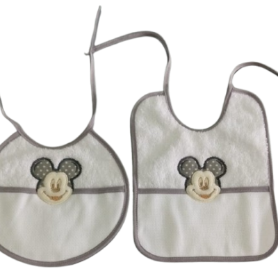 Dois babetes para bebé brancos com bordas cinzentas e patch do Mickey Mouse