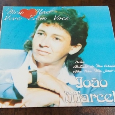 Capa de disco vinil azul com retrato de homem e texto João Marcelo