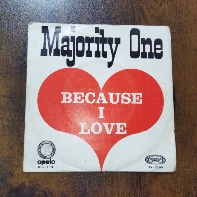 Capa de disco branco com coração vermelho e texto Major One, Because I Love