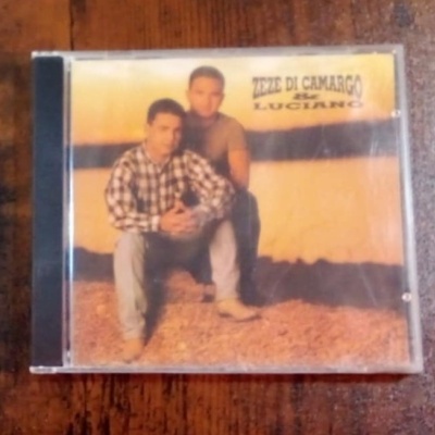 CD ZEZE DI CAMARGO & LUCIANO com capa mostrando dois homens e fundo amarelo