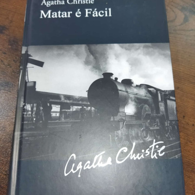 Capa de livro preto com locomotiva e texto Agatha Christie Matar é Fácil