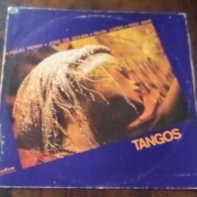 Capa de disco vinil azul com fotografia de mulher com véu e texto TANGOS