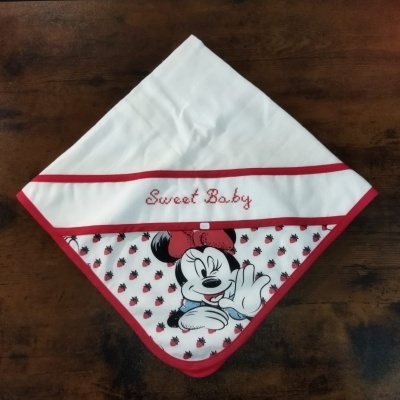 Babete branco com bordado 'Sweet Baby' e estampa da Minnie Mouse e morangos