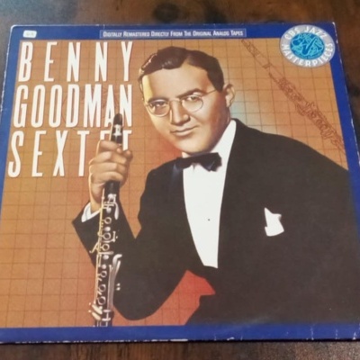 Capa de disco em vinil com homem de fato preto e clarinete