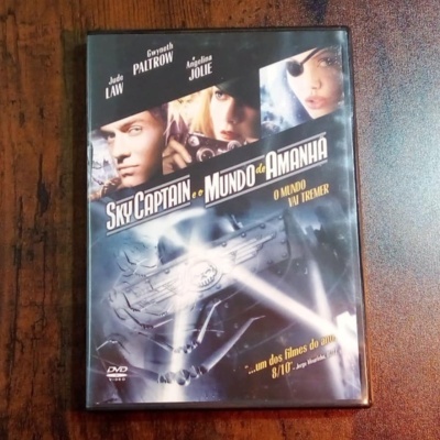 DVD do filme Sky Captain e o Mundo de Amanhã com imagem dos atores na capa
