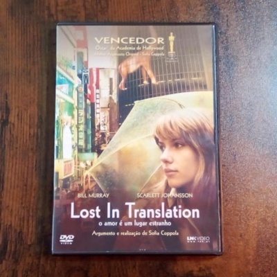 Capa de DVD do filme Lost In Translation com mulher e paisagem urbana