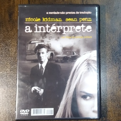 Capa de DVD do filme 'a intérprete' com texto em português e imagens dos actores