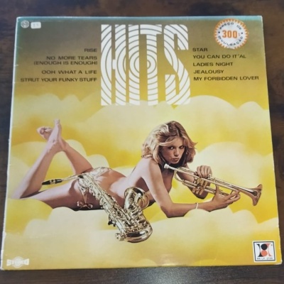 Capa de álbum musical com mulher loira de biquíni dourado e instrumentos de sopro em fundo amarelo com nuvens