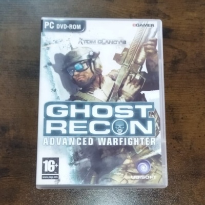 Caixa de jogo PC Ghost Recon Advanced Warfighter numa mesa de madeira