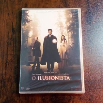 Capa do DVD do filme O Ilusionista com três personagens em floresta