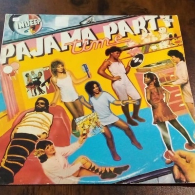 Capa de vinil PAJAMA PARTY time da banda INDEEP com pessoas em pijamas em cenário colorido