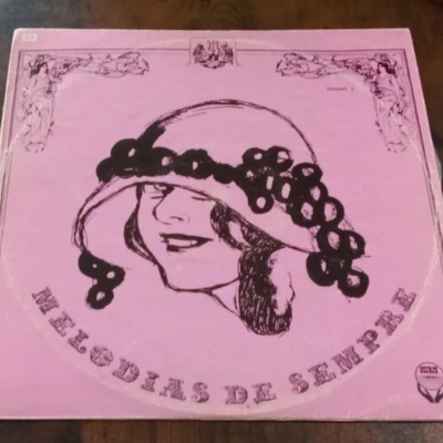 Capa de vinil rosa com ilustração de mulher e texto Melodias de Sempre